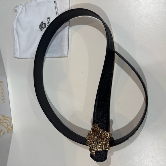 Like new mens Versace Black Leather Belt with Gold Medusa Buckle - Picture 3 of 4